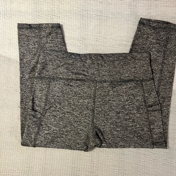 Nicole Miller gray crop leggings with side pockets. Size Large - Picture 2 of 4